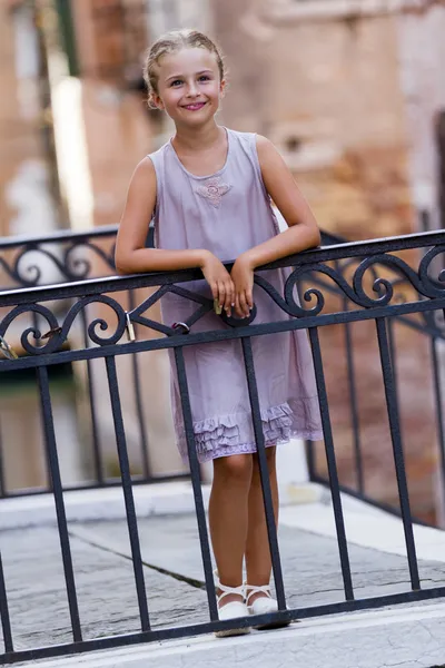 Portret van mooi meisje in de oude stad - Venetië, Italië — Stockfoto