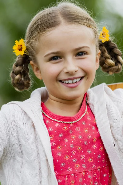 Sommerfreude, glückliches Kind - Porträt eines schönen Mädchens — Stockfoto