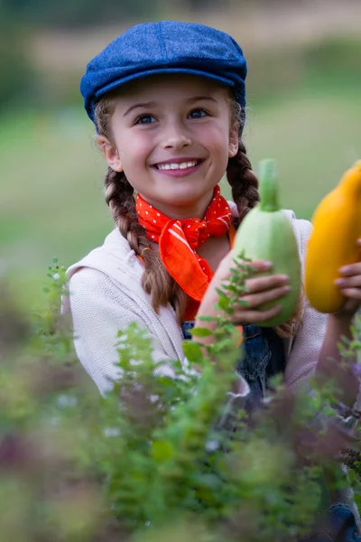 Gartenarbeit, Gärtner, Kind - hübsches Mädchen mit gepflücktem Gemüse — Stockfoto