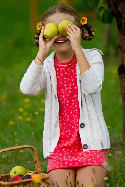 Pomar de frutos, jardim - menina encantadora com pêras maduras colhidas — Fotografia de Stock