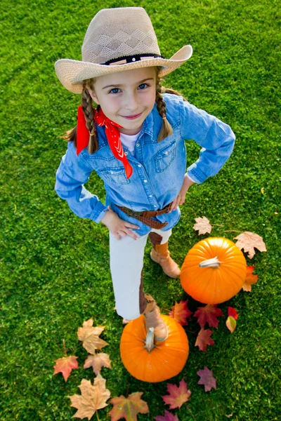 Kürbisernte, Herbst im Garten - das hübsche Mädchen und die großen Kürbisse — Stockfoto