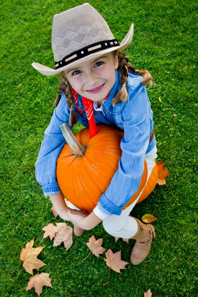 カボチャの収穫、秋の庭 - 素敵な女の子、大きいカボチャ — ストック写真