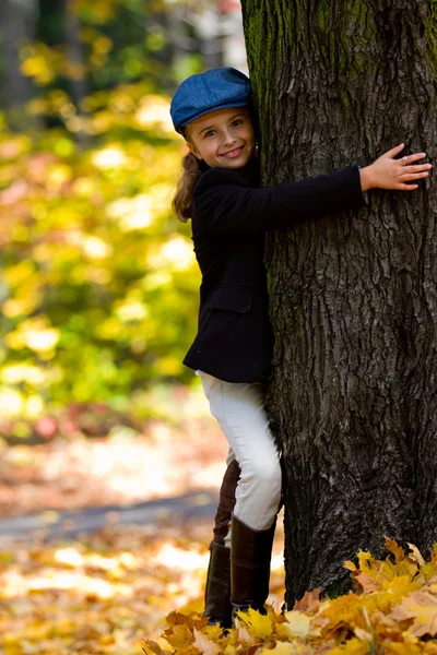 Autumn - lovely girl enjoying autumn — Stock Photo, Image