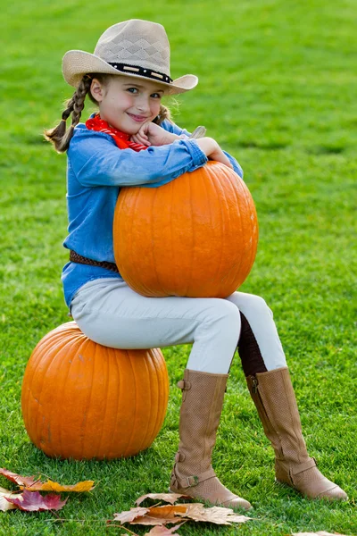 Colheita de abóboras, outono no jardim - a menina encantadora e grandes abóboras — Fotografia de Stock