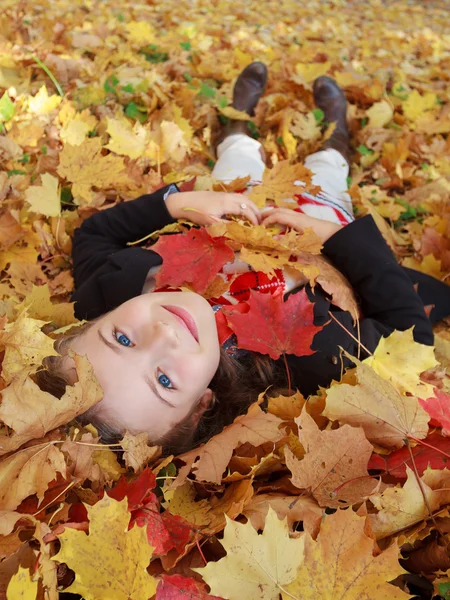 Φθινόπωρο - όμορφη κοπέλα απολαμβάνοντας το φθινόπωρο — Φωτογραφία Αρχείου
