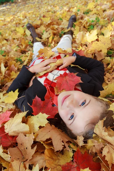Otoño - chica encantadora disfrutando del otoño —  Fotos de Stock