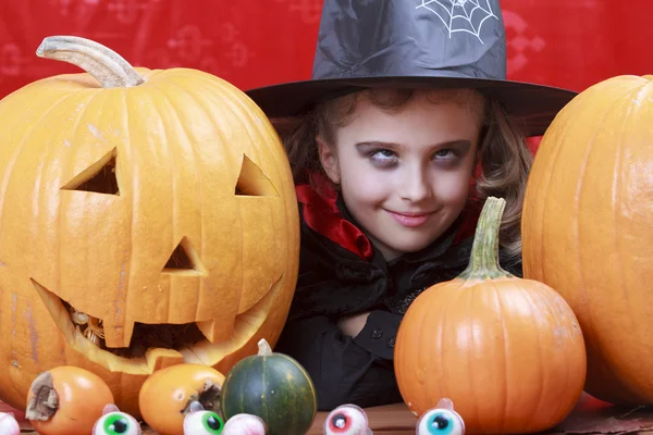Halloween - niño disfrazado de Halloween tiene una diversión en la fiesta de Halloween —  Fotos de Stock