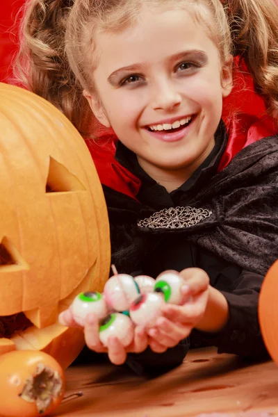 Halloween - Kind im Halloween-Kostüm amüsiert sich auf Halloween-Party — Stockfoto