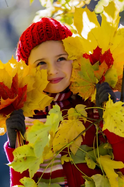 Otoño - chica encantadora disfrutando del otoño —  Fotos de Stock