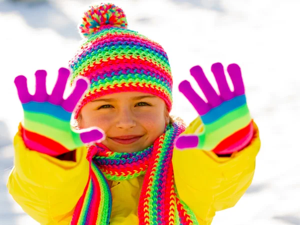 Diversión de invierno, nieve, niño de invierno - chica encantadora disfrutando del invierno — Foto de Stock