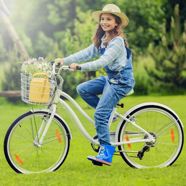 春のサイクリング - 春の庭で自転車の女の子 — ストック写真