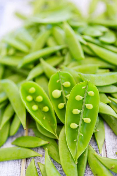 Erbsen - frische Schoten von Zuckererbsen — Stockfoto