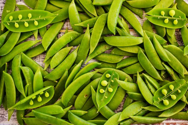 Erwten - verse peulen van suiker suikererwten — Stockfoto