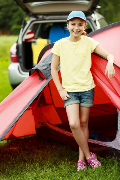Camp im Zelt - junges Mädchen auf dem Zeltplatz — Stockfoto