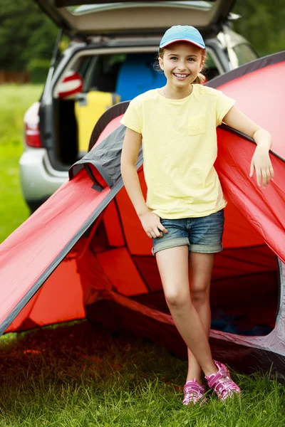 Kamp in de tent - jong meisje op de camping — Stockfoto