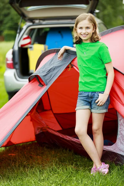 Kamp in de tent - jong meisje op de camping — Stockfoto