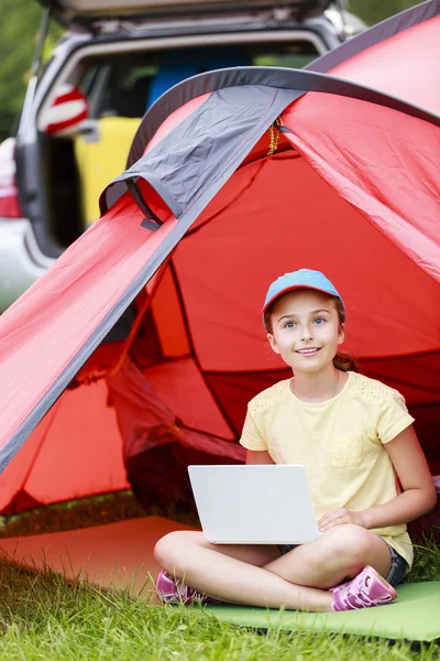 Kamp in de tent - jong meisje op de camping — Stockfoto