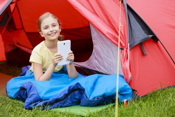 Acampamento na tenda - jovem no acampamento — Fotografia de Stock