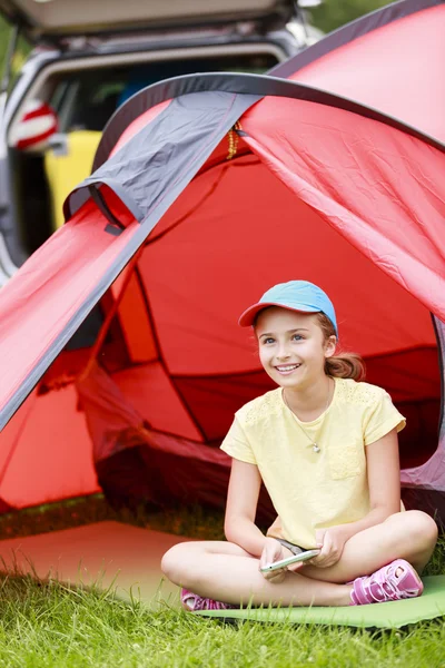 Camp im Zelt - junges Mädchen auf dem Zeltplatz — Stockfoto