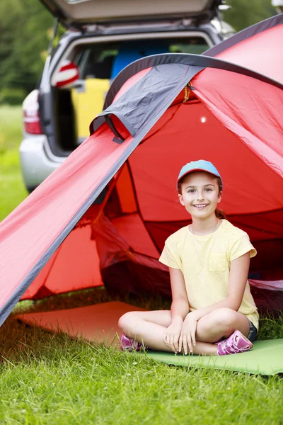 Kamp in de tent - jong meisje op de camping — Stockfoto