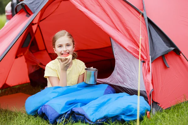 Campamento en la tienda de campaña - niña en el camping —  Fotos de Stock