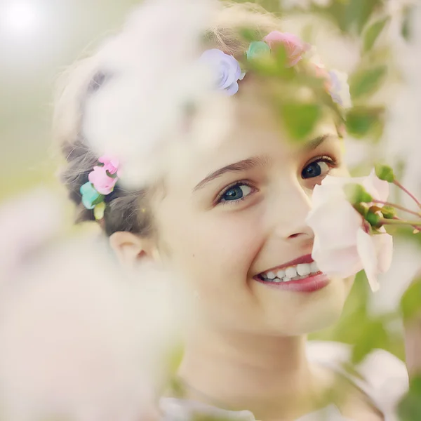 Nyári kert - gyönyörű lány a virágoskert — Stock Fotó