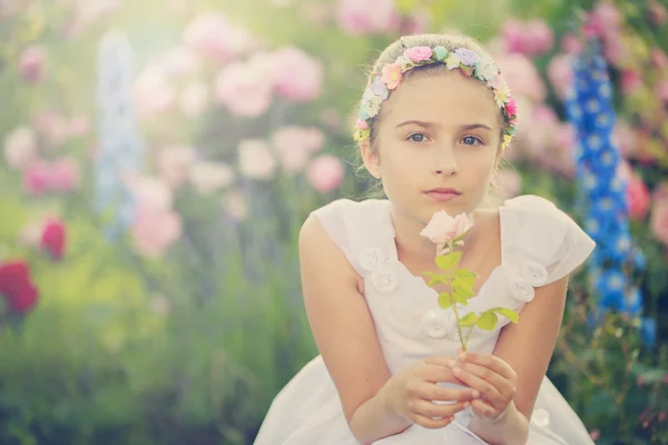 Jardin d'été - belle fille dans le jardin de fleurs — Photo