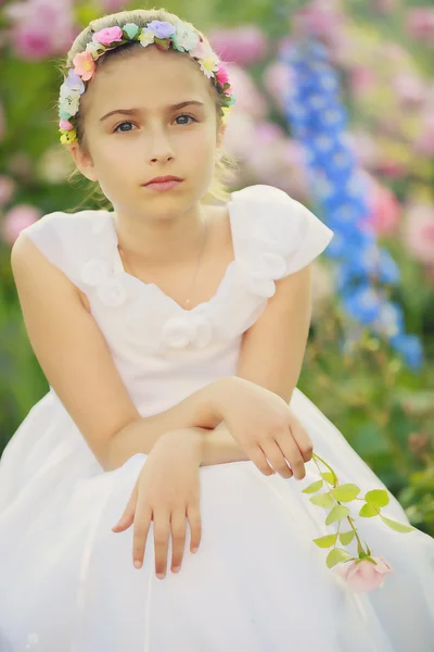 Jardim de verão - menina bonita no jardim de flores — Fotografia de Stock