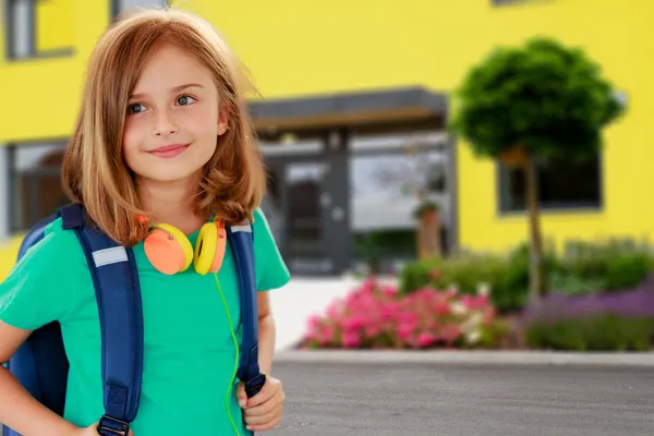 Tillbaka till skolan - porträtt av vacker ung skolflicka — Stockfoto