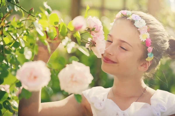 Růžová zahrada - krásná dívka hraje v růžové zahradě — Stock fotografie