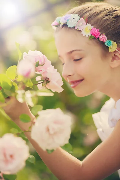 Jardim de rosas - menina bonita jogando no jardim de rosas — Fotografia de Stock