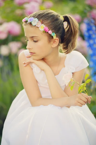 Zomertuin - mooi meisje in de bloementuin — Stockfoto