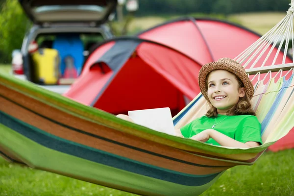 Zomer in de tent - jong meisje met familie op de camping — Stockfoto