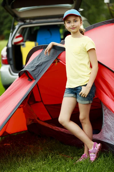 Kamp in de tent - jong meisje op de camping — Stockfoto