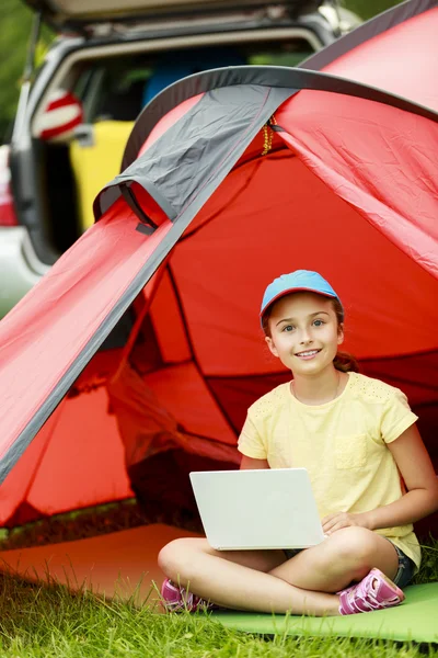 Kamp in de tent - jong meisje op de camping — Stockfoto