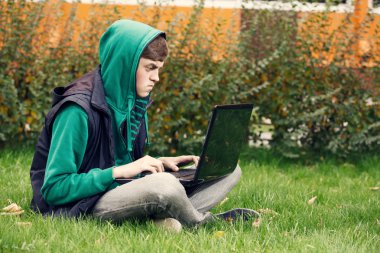 açık havada çalışan adam