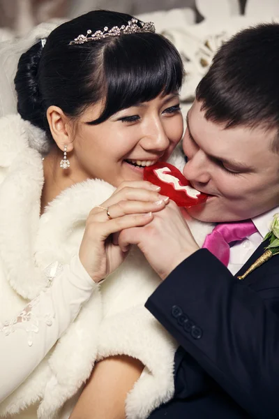 Felizes recém-casados — Fotografia de Stock