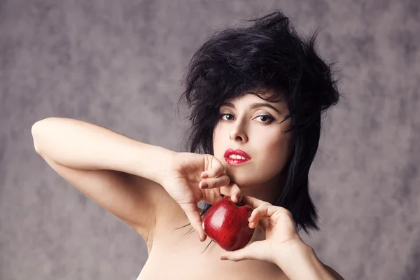Flickan och ett äpple — Stockfoto