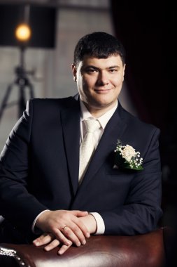 Kameraya bakarak damat