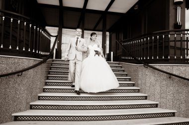 damat ve gelin aşağı yürümek