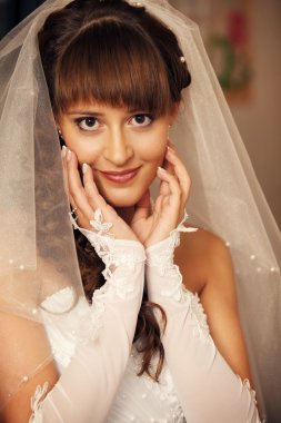 Güzel gelinin portresi. Gelinlik. Düğün süslemesi