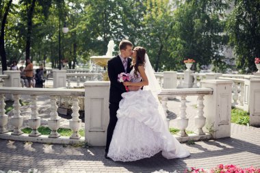 damat ve gelin bir parkta