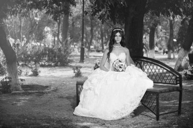 parkta güzel bir gelin