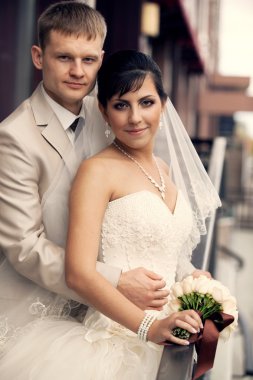 damat ve gelin kucaklıyor
