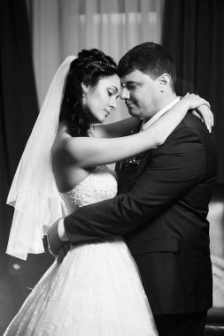 Gelin ve damat dans restoranda. siyah beyaz fotoğraf