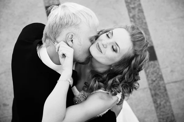 Vackra brudparet kysser. ovanifrån — Stockfoto