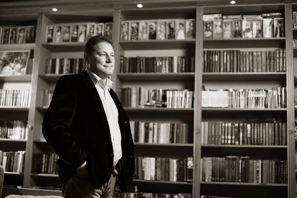 Un uomo vicino alle librerie — Foto Stock