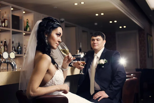 Bruid en bruidegom in de lobby. — Stockfoto