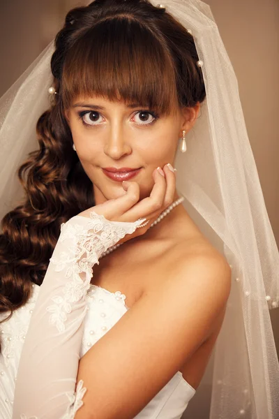 Retrato de noiva bonita. Vestido de noiva. Decoração de casamento — Fotografia de Stock