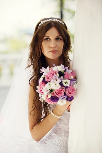 Beautiful bride with bouquet — Stock Photo, Image